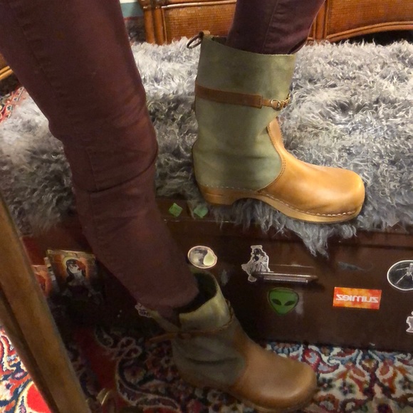 Green and Brown Leather Clogs - Picture 4 of 6